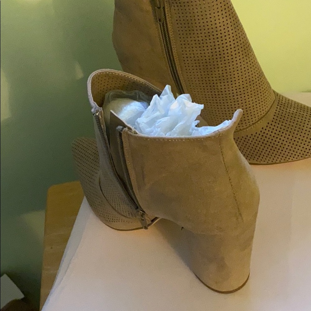 Women’s Bootie - Picture 3 of 8